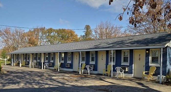 Lakewinds Motel (Lake Winds Motel, Reiferts Colonial Tourist Court)) - Postcard (newer photo)